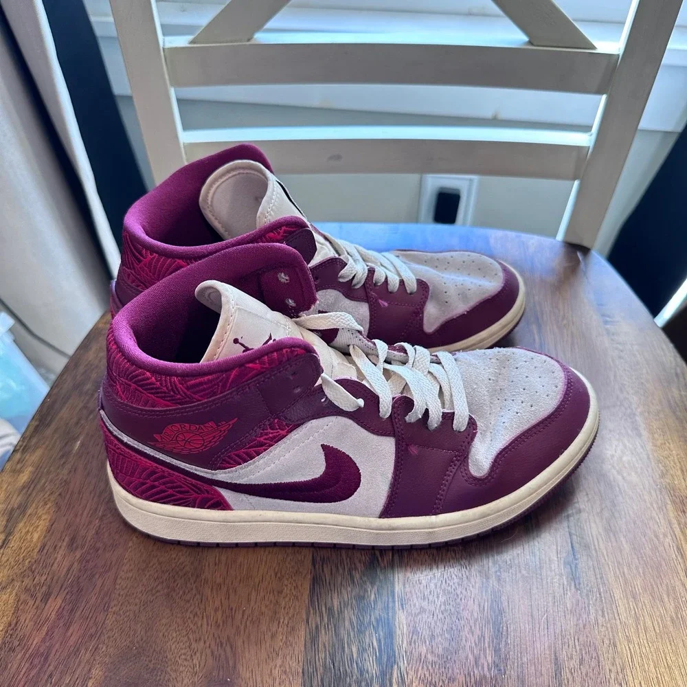 Nike Air Jordan 1 Mid SE Women 9.5 Wild Berry White Embroidered‎ Tiki Leaf